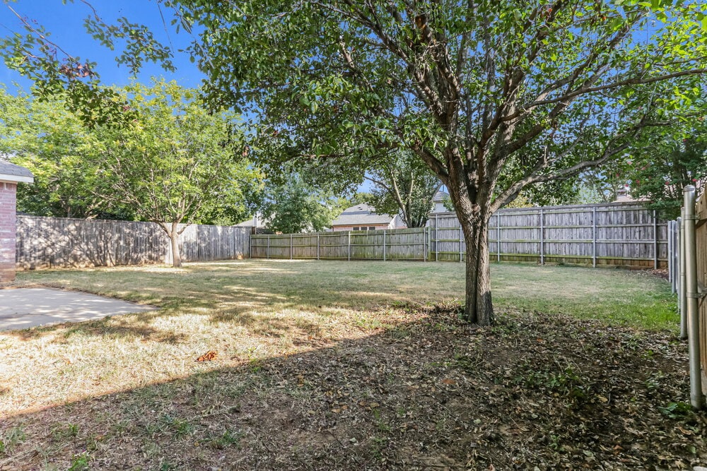 Building Photo - 1630 Redwood Dr