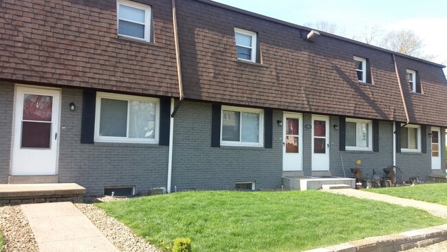 Building Photo - 1390 Lincoln Dr
