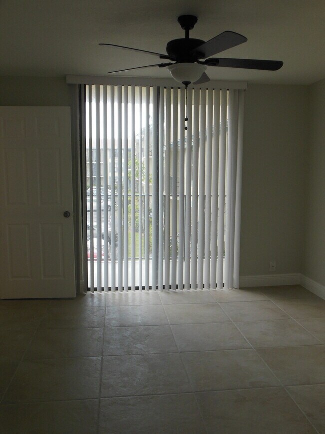 Building Photo - ONE BEDROOM ONE BATHROOM!! Waterfront Comm...