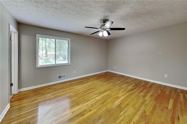 Building Photo - 151 Castleair Dr NE