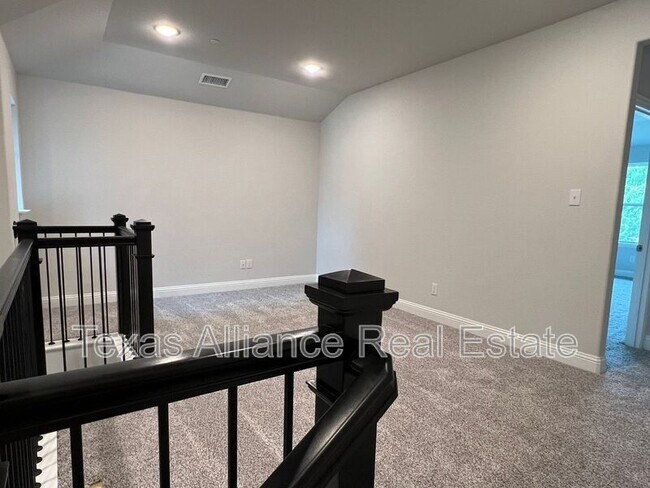 Building Photo - 552 Hutchinson Ln
