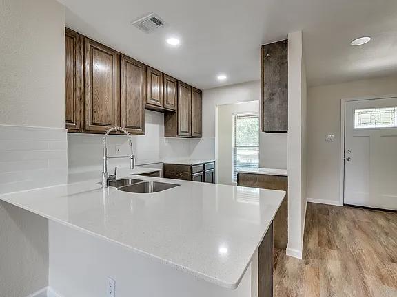 Building Photo - MOVE IN READY