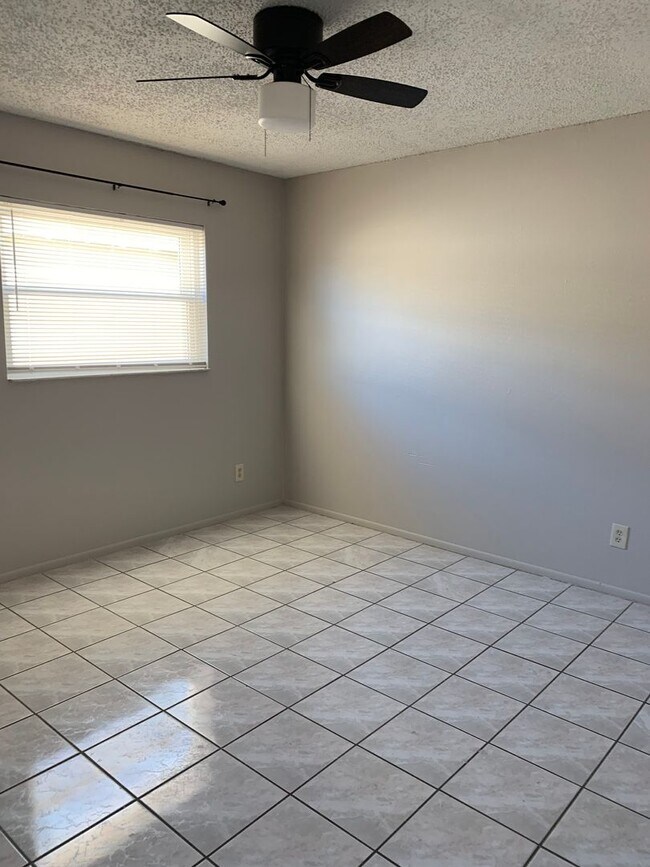 Building Photo - 2/1 Condo For Rent  in St. Cloud Next Near Excellent Schools