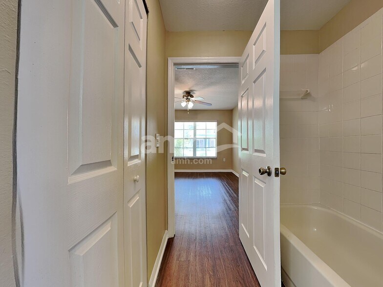 Building Photo - 10332 Summerview Cir