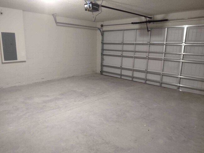 Building Photo - 6248 N Chestnut Terrace