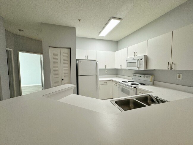 Building Photo - Updated 2BR/1BA Florida Club Condo! Available Soon!