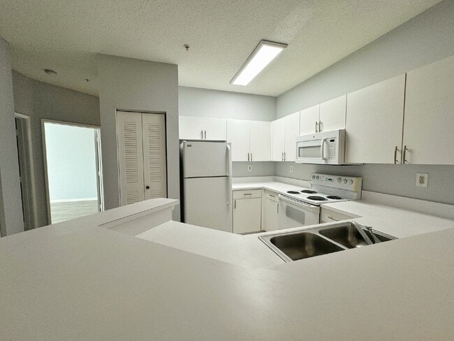 Building Photo - Updated 2BR/1BA Florida Club Condo! Available Soon!