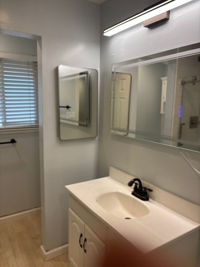 Building Photo - 5420 Roundtree Ct