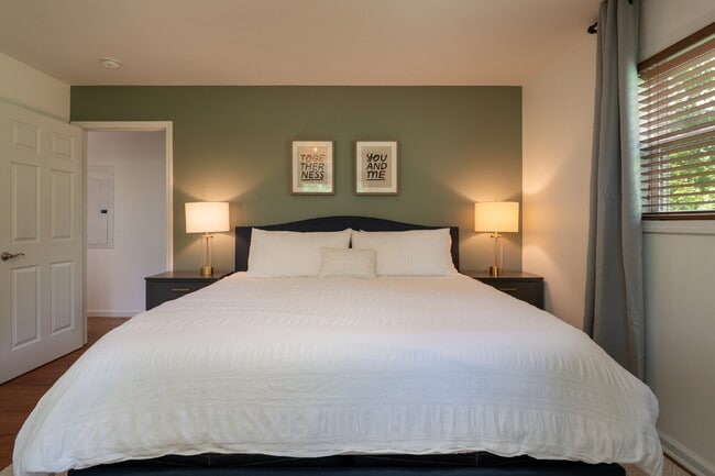 Building Photo - Mountain Lux Home - Centrally Located in Brevard! Furnished Mid- Term Rental Available from Novem...