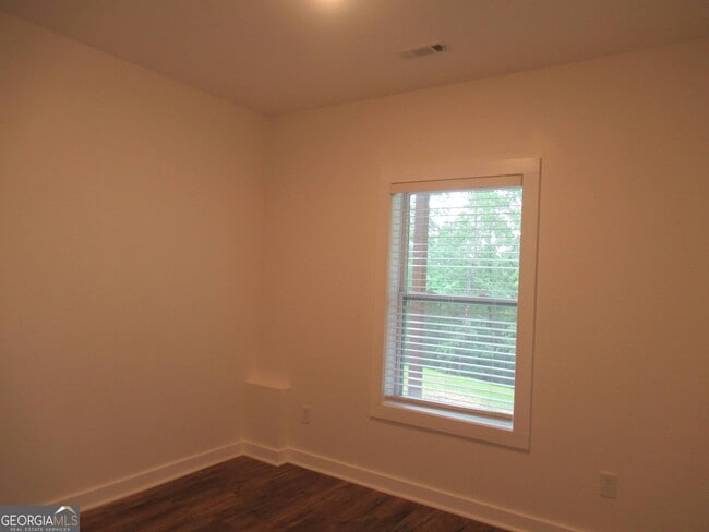 Building Photo - 765 Old Kerns Rd
