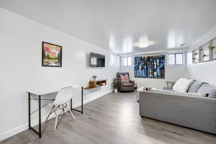 Building Photo - 3305 N Clay St