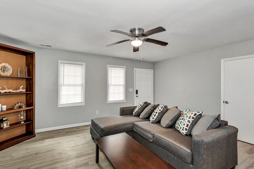 Primary Photo - 505 Ward Ave NE