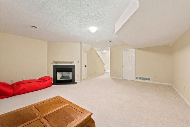 Building Photo - Town Home in Popular North Pointe