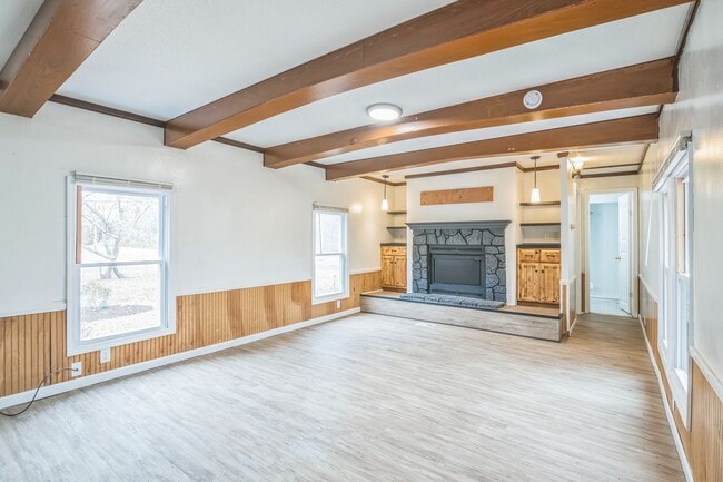 Building Photo - Updated 2 bedroom 2 bath Home in Laurel La...