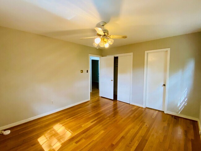 Building Photo - Beautiful and Spacious 4bdrm/2.5bth Tri-Le...