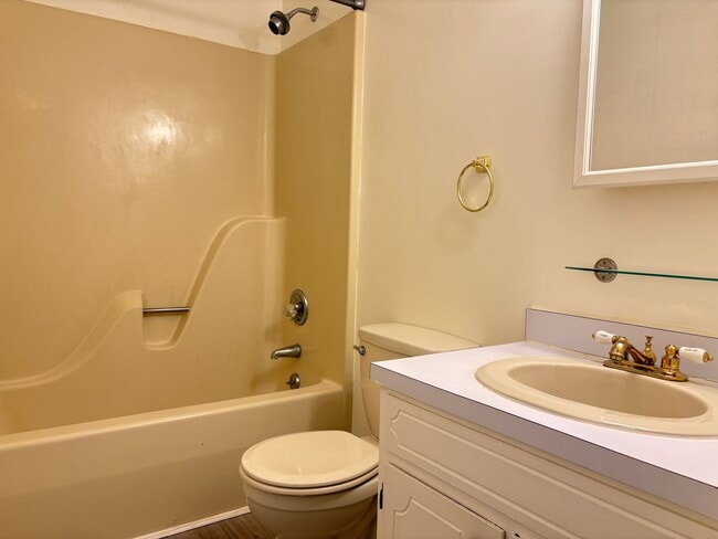 Building Photo - 2 Bedroom, 1.5 Bathroom Condo in Winston-Salem!