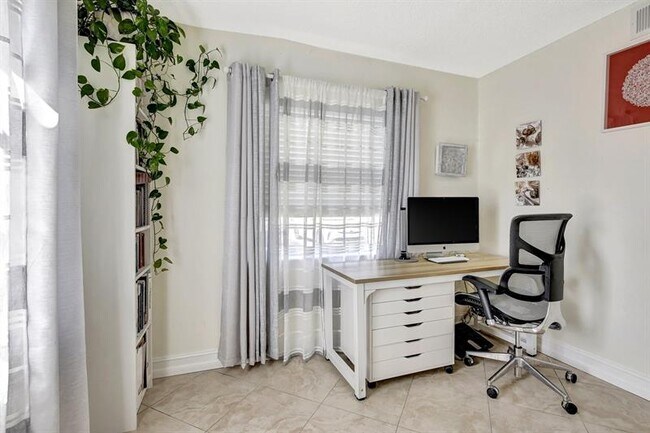 Building Photo - 9949 Twin Lakes Dr
