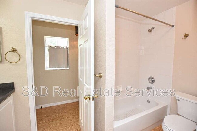 Building Photo - 302 W Belmar St