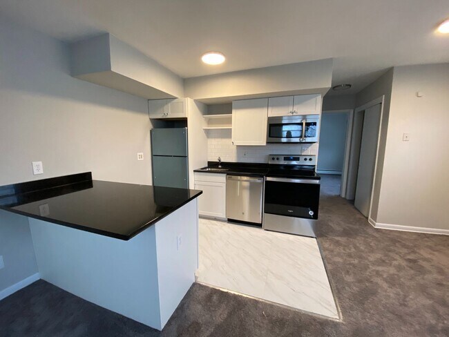 Building Photo - 1 Bed/1 Bath Apt in Lansdale - Walk to Regional Rail & Shopping / Dining