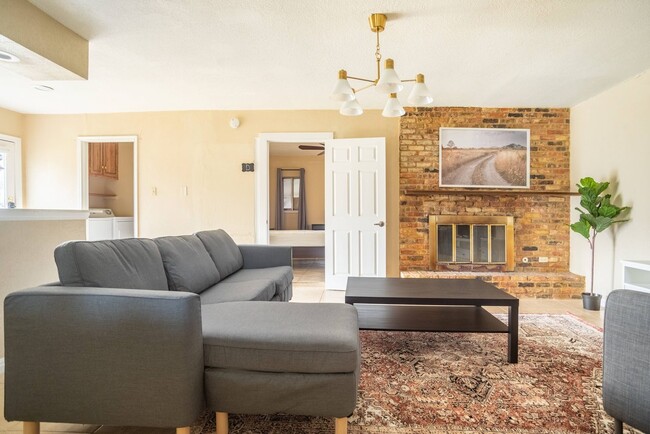 Building Photo - Queen room in 4-bed/2.0-bath Home