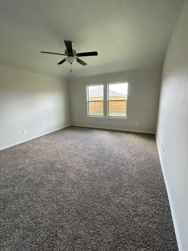 Building Photo - Half off deposit for OCTOBER