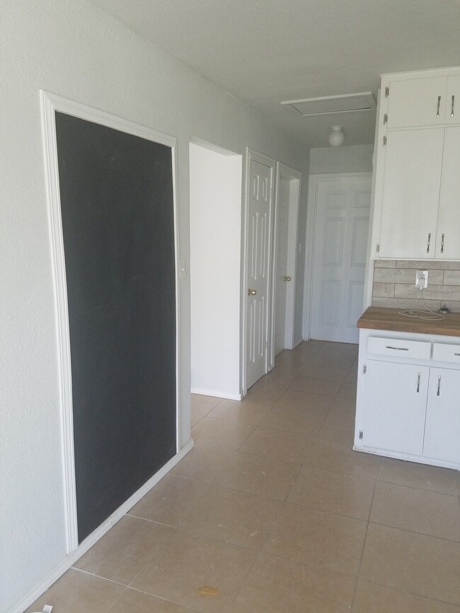 Building Photo - 2 bedroom 1 bath 43rd Ave. L - pet friendly