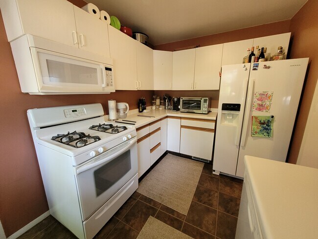 Building Photo - 1882 Sheridan Ave