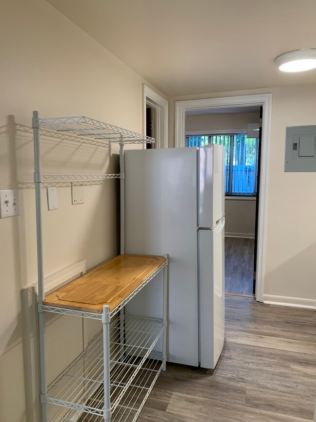 Building Photo - 208 S Elm St