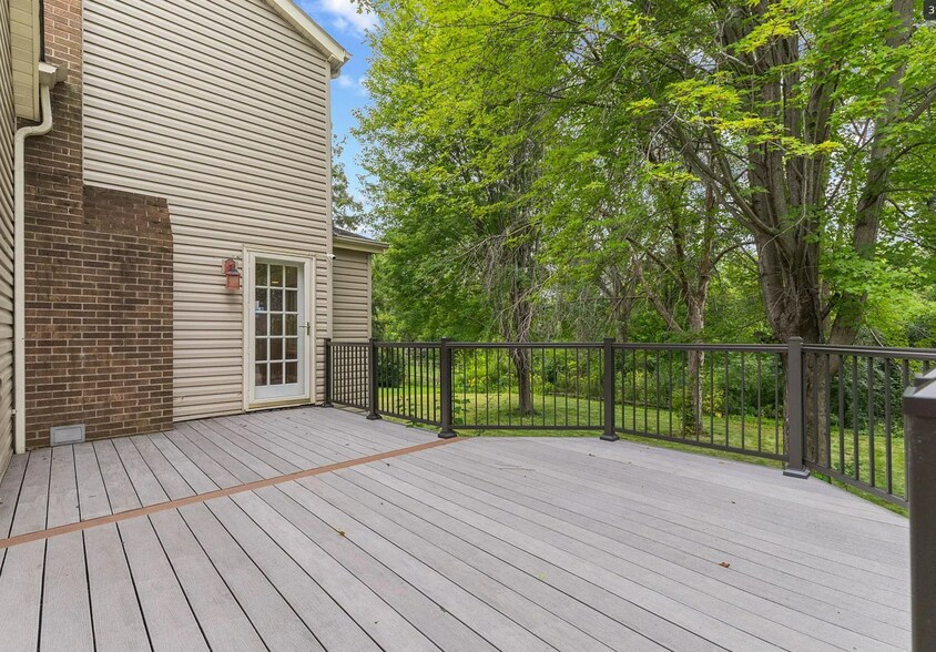 Building Photo - 1900 Vernon Dr S