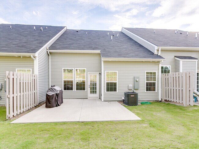 Building Photo - Lovely 3 Bedroom 2.5 Bath Townhouse, Easy ...