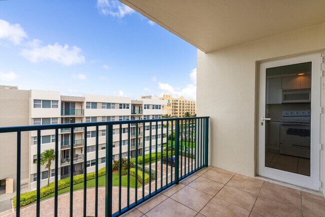 Building Photo - 1236 Hillsboro Mile