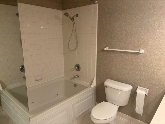 Building Photo - Charming 2 Bedroom Condo Located in York C...