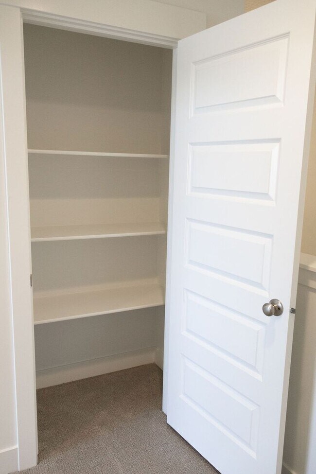 Building Photo - Spacious 4-Bed Home in Sage Canyon