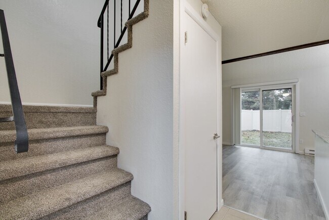 Building Photo - Crestline Triplex