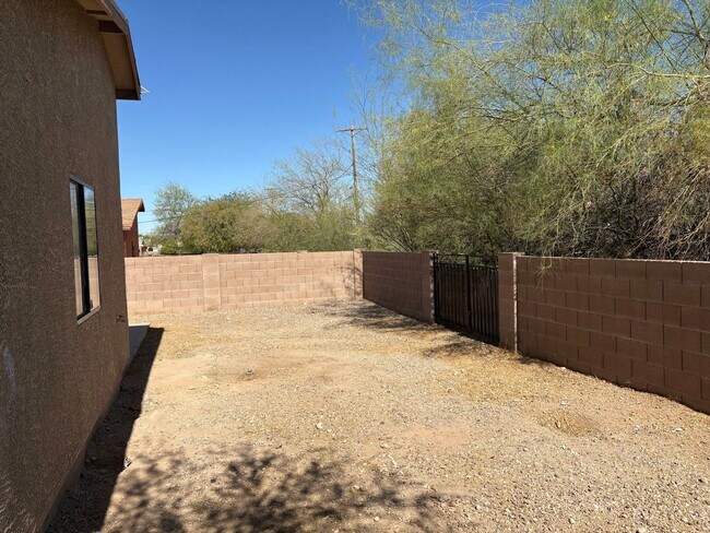 Building Photo - Beautifully Renovated 3 Bedroom Home -A/C-...