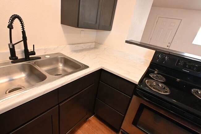 Building Photo - 1512 Cobb Ln