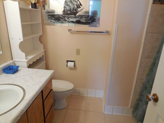 Building Photo - Awesome 3 Bedroom Holladay ground floor un...