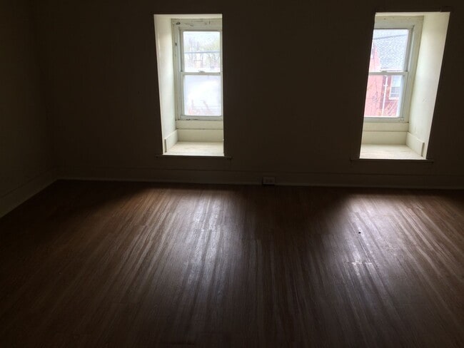 Building Photo - Three bedroom in Columbia