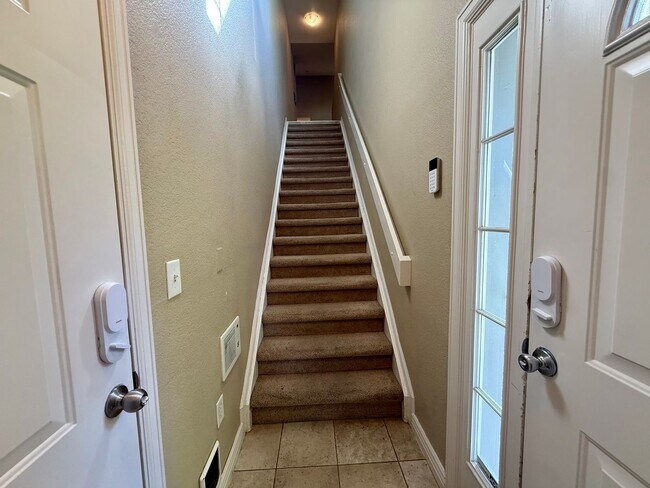 Building Photo - Spacious, Updated 2BR / 2 BA Condo in Gated Community!