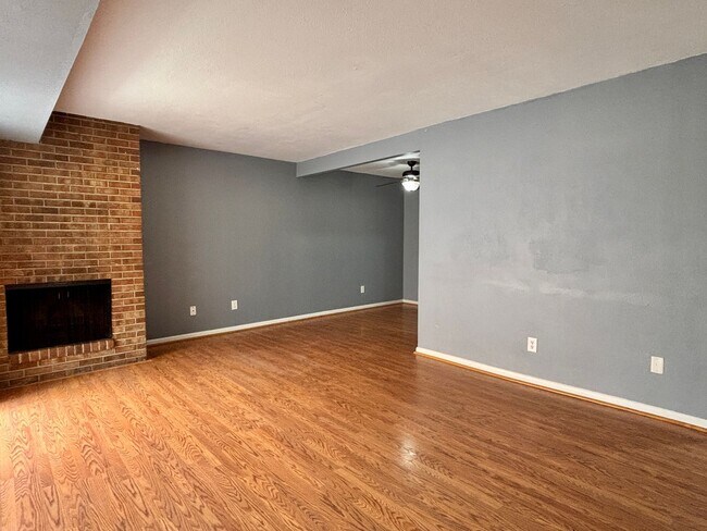 Building Photo - Large, Lovely 2BD/1.5BA Townhouse-Style Condo — Steps from Highline Canal!