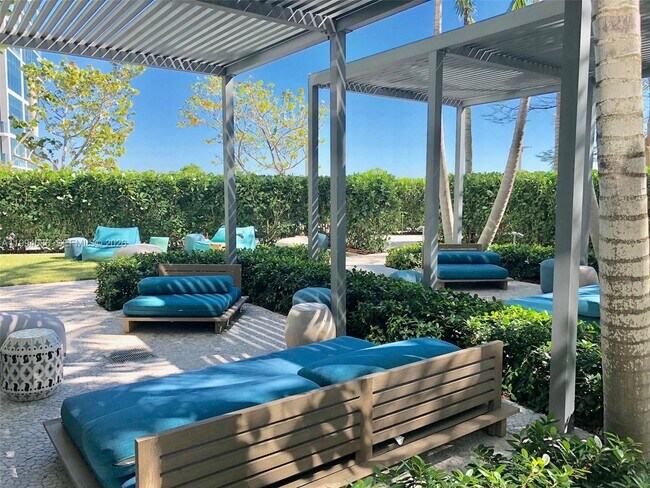 Building Photo - 480 NE 31st St