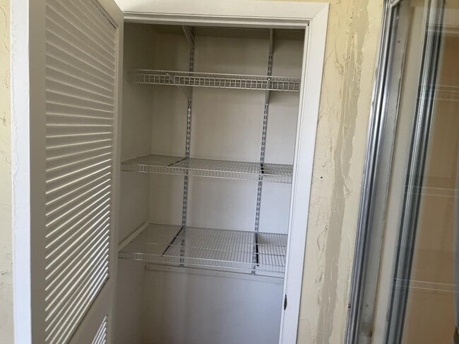 Building Photo - 705 Lori Dr