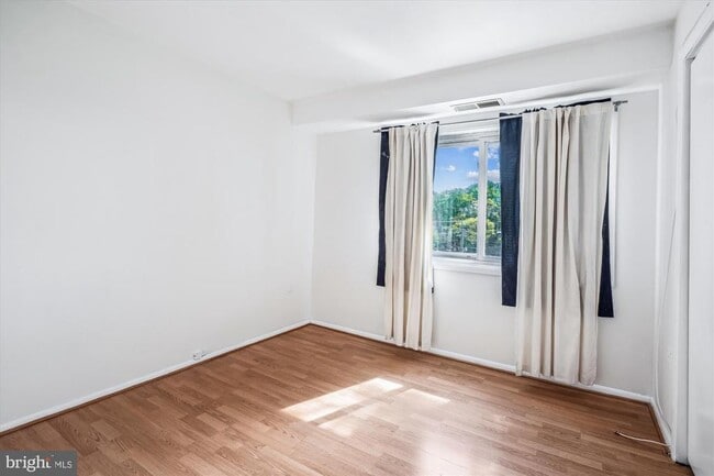 Building Photo - 9274 Adelphi Rd