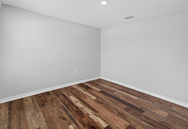 Building Photo - Stunning 5 bed/ 2 bath