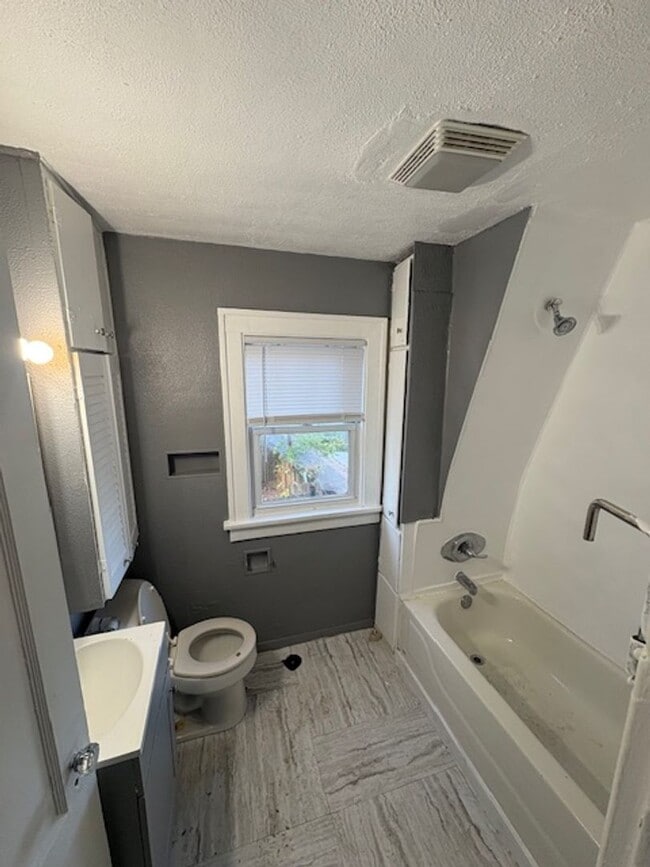 Building Photo - Single-Family 3 bedroom Home