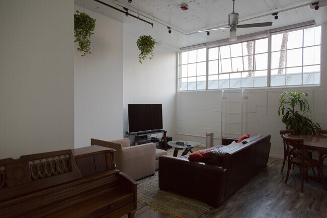 Building Photo - 420 S San Pedro St