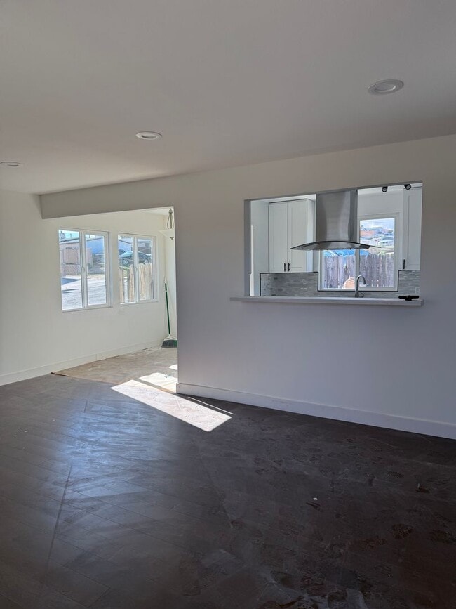 Building Photo - Beautifully Refurbished 2 Bedroom, 1 Bath Apartment