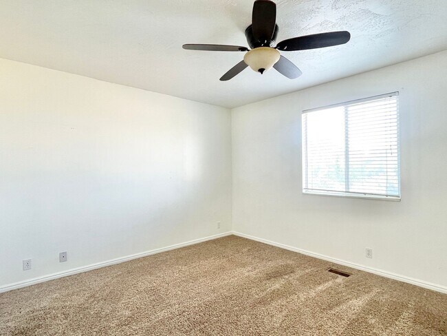 Building Photo - Lovely Sandy Home in Well Kept Neighborhood!