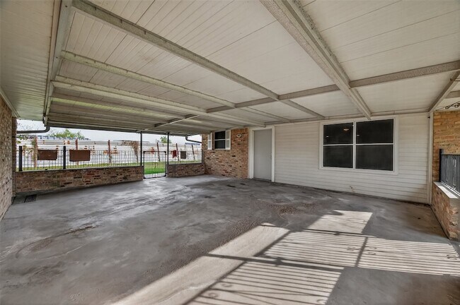 Building Photo - 10645 Oak Brook Dr