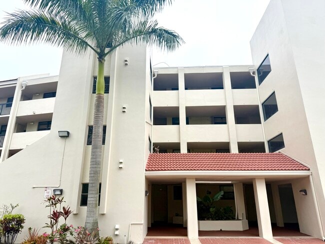 Building Photo - 111 Lake Emerald Dr